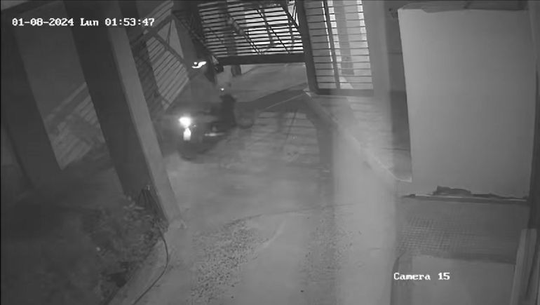 Video: levantó el portón de un edificio y robó en una moto