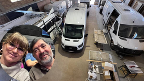 Luis, Sandra y el imponente taller donde reparan y fabrican Motorhome. | LM Neuquen Luis, Sandra y el imponente taller donde reparan y fabrican Motorhome.