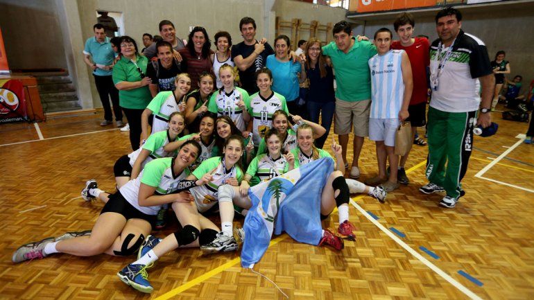 El festejo de las chicas por una medalla que se hizo desear pero que por fin llegó. &nbsp;