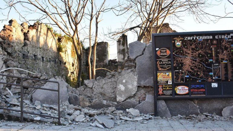 Heridos leves y derrumbes por un sismo en Sicilia