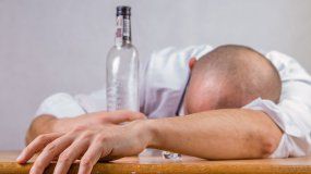 Pasó 10 años borracho para curar la resaca