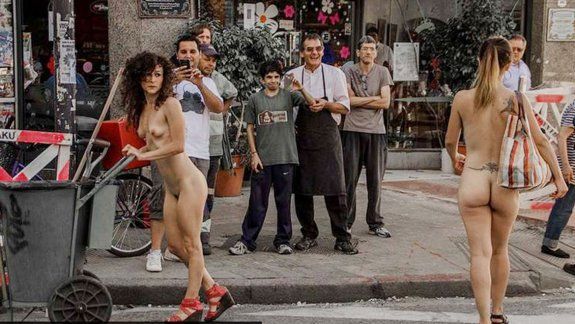Los organizadores advirtieron que los únicos vestidos fueron los músicos que animaron la fiesta.