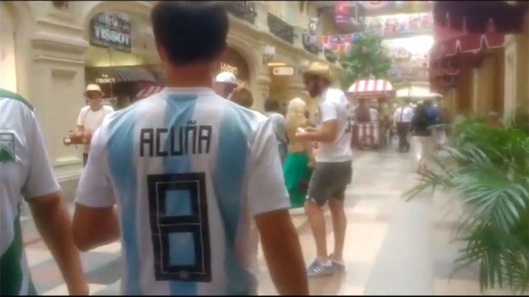 Locura por el Huevo: los argentinos que pasean por Moscú con la camiseta de Acuña