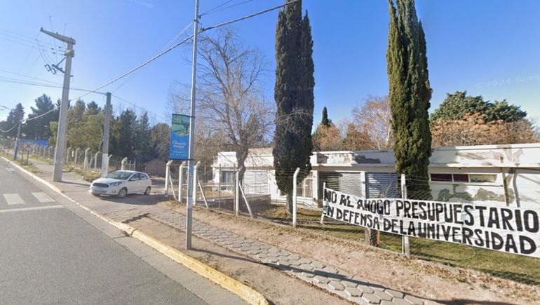 Alerta por un depravado que acosó a una estudiante de la UNCo en plena vereda
