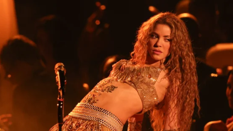 Shakira deslumbró con un emotivo discurso y una espectacular performance en los Grammy.