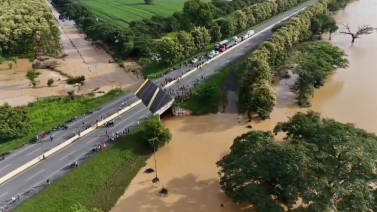 El derrumbe del puente generó un gran problema para el tránsito en la principal autopista del oeste de Venezuela.
