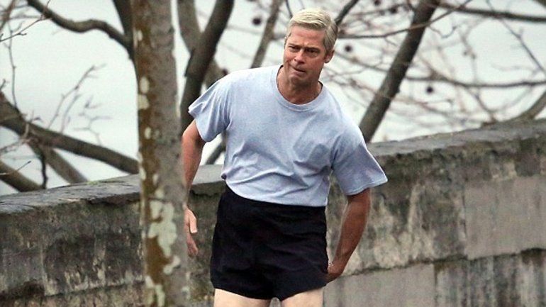 El actor corrió por las calles de París vestido con una remera gris y un short muy corto por encima de la cintura.