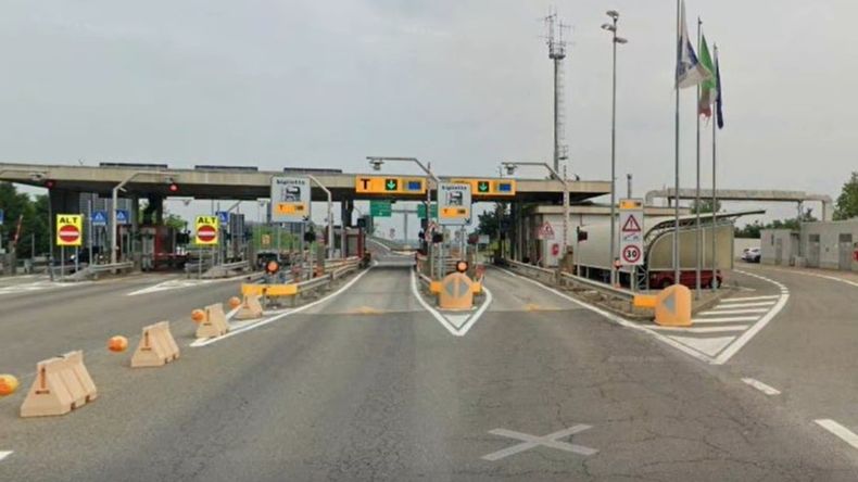 Los padres, que viajaban en los asientos delanteros, se dieron cuenta que el hijo no respondía después de 100 kilómetros.