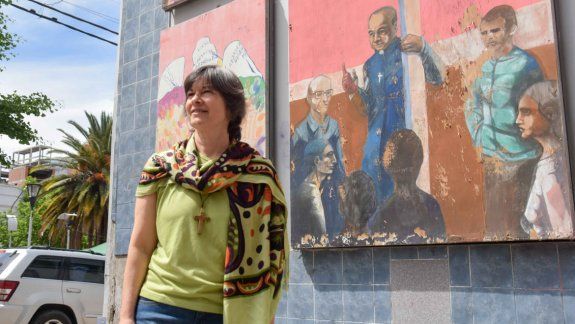 Una vida dispuesta a impulsar la fe. En el 2000, el carisma itinerante de esta misionera redentorista la llevó a Andacollo, donde quedó fascinada por la religiosidad en el norte neuquino. En la Catedral donde descansan los restos de De Nevares (foto más c