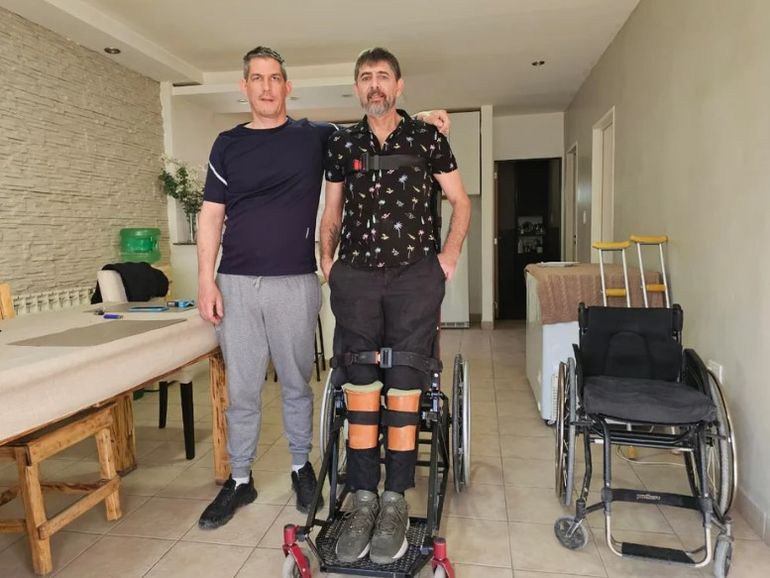 Comodoro Rivadavia: Fernando Cadario y Cruz Melián con la silla bipedestadora.jpg Comodoro Rivadavia: Fernando Cadario y Cruz Melián con la silla bipedestadora.jpg