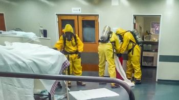 Los bomberos de Santa Cruz debieron usar trajes especiales y máscaras de oxígeno para protegerse y poder manipular el formol al 40%. Los bomberos de Santa Cruz debieron usar trajes especiales y máscaras de oxígeno para protegerse y poder manipular el formol al 40%.