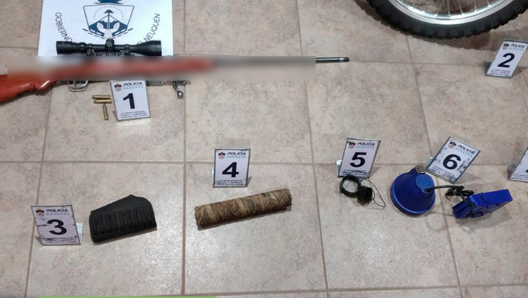Caza furtiva en Junín de los Andes: atraparon a dos albañiles de noche, con un fusil y un ciervo abatico