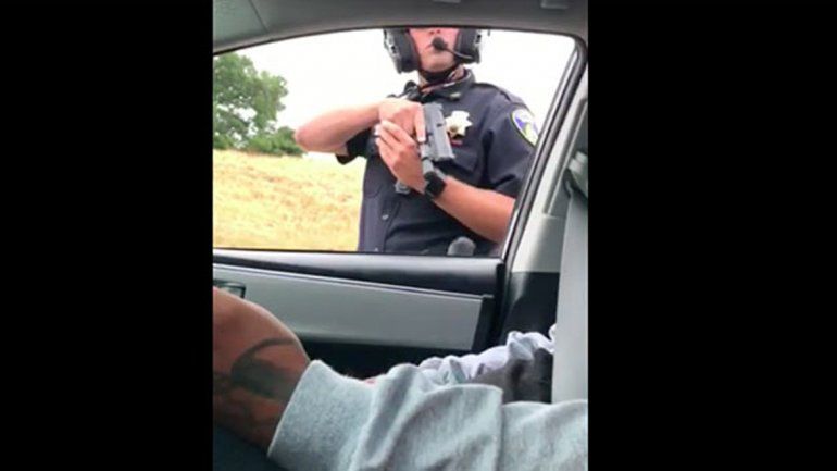 Los ocupantes del auto grabaron la actitud amenazante y lo subieron a las redes.
