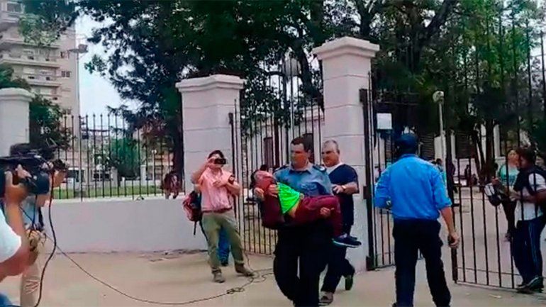 Los afectados de la escuela correntina fueron sacados de la escuela lo más rápido posible. La pasaron muy mal.
