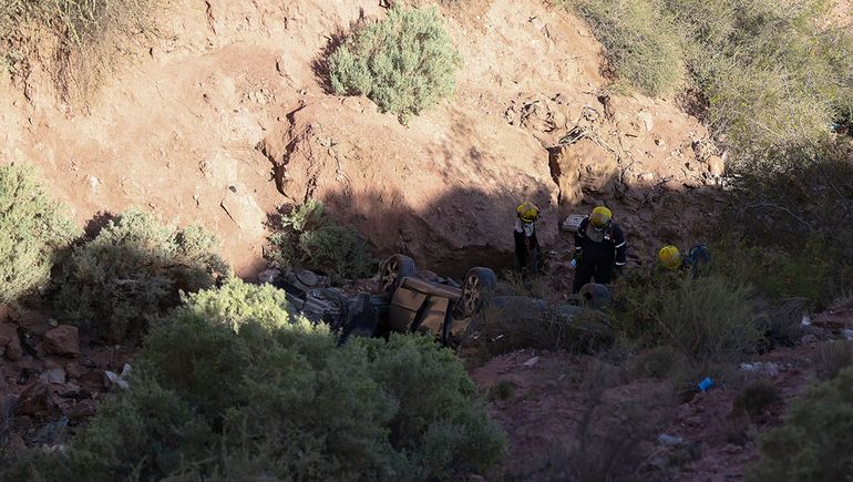 La Policía trabaja en el lugar del siniestro | LM Neuquen La Policía trabaja en el lugar del siniestro