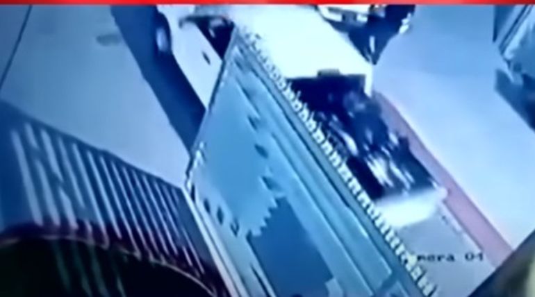 Un video muestra el momento en que los policías se llevan la carga de drogas de un depósito narco. Un video muestra el momento en que los policías se llevan la carga de drogas de un depósito narco.
