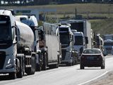 Foto de archivo: una larga fila de camiones de transporte de granos en una ruta durante una huelga en Victoria, provincia de Entre Ríos, Argentina. 14 abr, 2022. REUTERS/Stringer