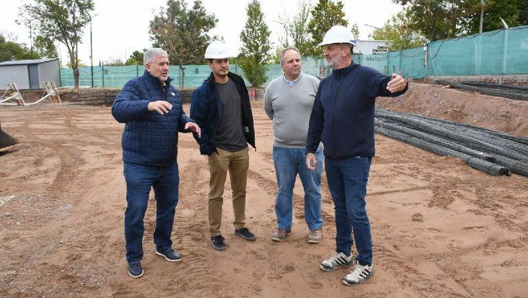 Alejandro Nicola y Mauricio Serenelli recorrieron los avances de la obra en el barrio Melipal. Alejandro Nicola y Mauricio Serenelli recorrieron los avances de la obra en el barrio Melipal.