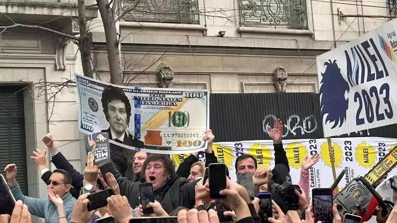 La insólita campaña de Milei: caravana y un dólar gigante con su cara