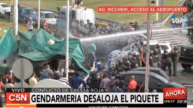 Violento desalojo a los trabajadores de una avícola