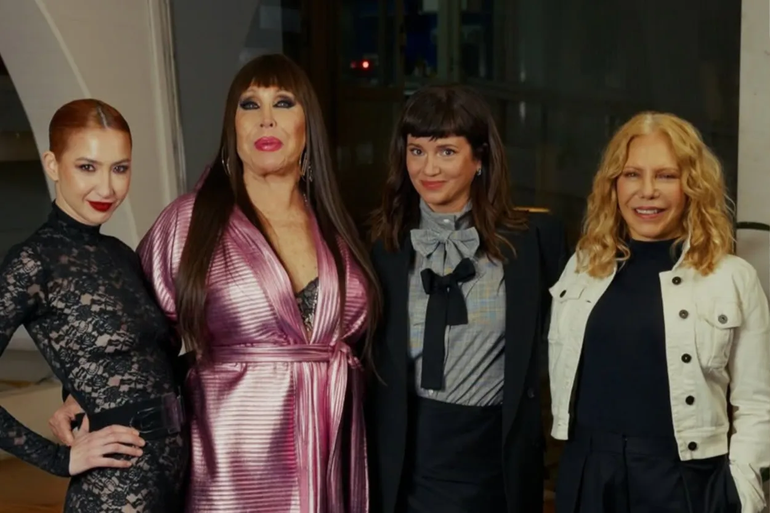 Moria, junto a las tres actrices que hará de ella en sus distintas etapas de la vida. Moria, junto a las tres actrices que hará de ella en sus distintas etapas de la vida.