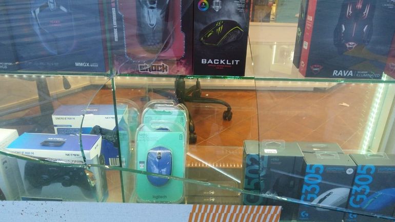 Video: a las patadas, destrozaron un comercio en pleno centro