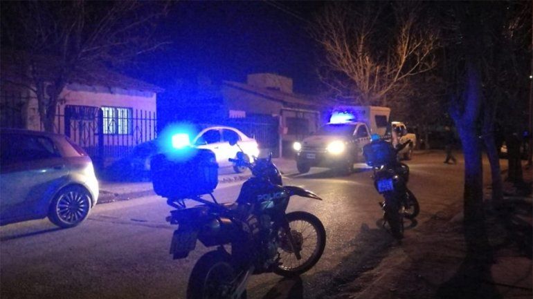 Bajo amenaza de un arma de fuego, le robaron a una mujer su auto y se lo incendiaron