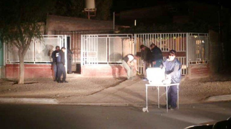 Los peritos de Criminalística realizaron la inspección del lugar del tiroteo. Los trabajos se extendieron hasta pasadas las 5 de la madrugada de ayer.