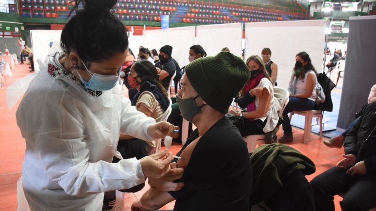 Sigue la vacunación a demanda para mayores de 35 en el Ruca Che