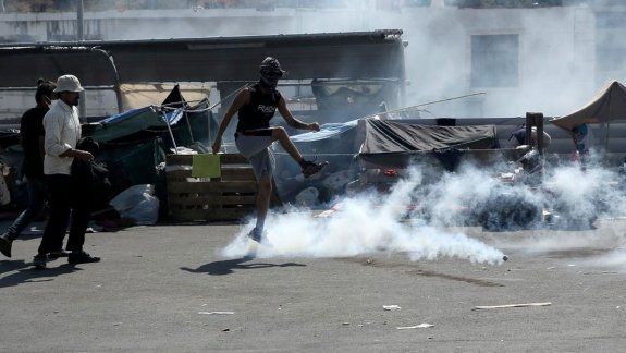 Policía reprime a refugiados en isla de Grecia