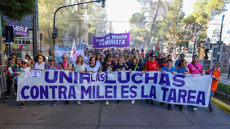 La marcha del 8M contó con una masiva convocatoria en el monumento a San Martín.