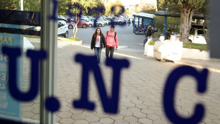 Docentes y estudiantes marchan en defensa de la educación