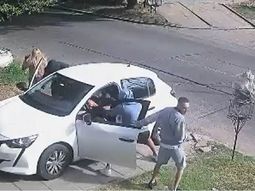 Salían a trabajar un día feriado y fueron vístimas de un violento asalto en la localidad bonaerense de Lanús. Salían a trabajar un día feriado y fueron vístimas de un violento asalto en la localidad bonaerense de Lanús.