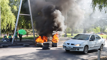 protesta ate rio negro puentes cipolletti neuquen
