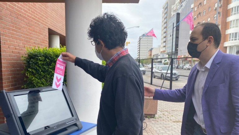 Pusieron una máquina en la vereda para enseñar a usar la boleta electrónica
