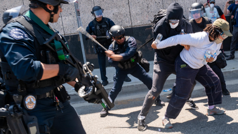 Miles de inmigrantes se movilizaron en la ciudad de Los Ángeles contra las políticas que lleva a cabo Donald Trump.