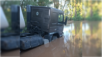 El camión de un vecino quedó atrapado en el agua. El camión de un vecino quedó atrapado en el agua.