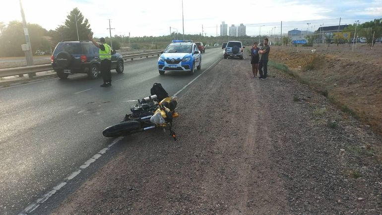Caos de tránsito en Ruta 7 por un choque entre una moto y una camioneta