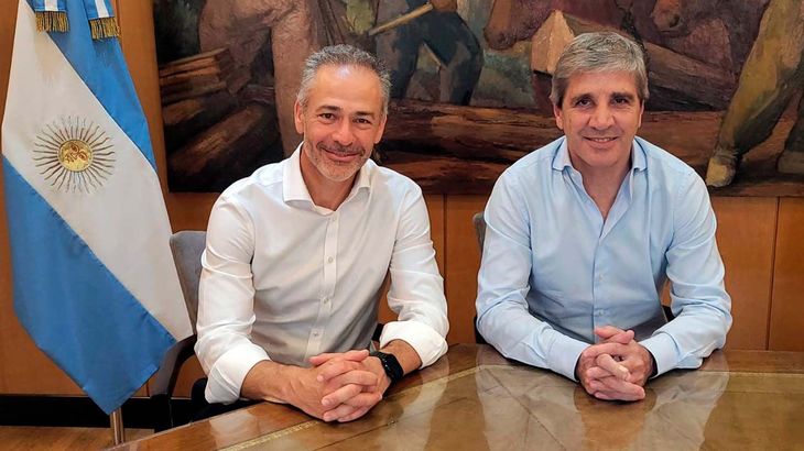 Aunque el Gobierno celebra el regreso a los mercados, los propios informes de la Secretaría de Finanzas que conduce Alejandro Lew (izquierda, en la foto) muestran un aumento de la deuda y condiciones de financiamiento lejos de la épica oficial. Aunque el Gobierno celebra el regreso a los mercados, los propios informes de la Secretaría de Finanzas que conduce Alejandro Lew (izquierda, en la foto) muestran un aumento de la deuda y condiciones de financiamiento lejos de la épica oficial.