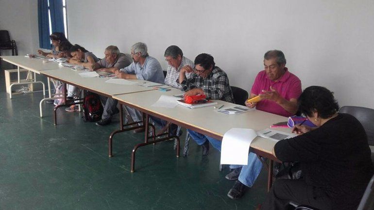 Haciendo las tareas. Vecinos que asisten a los cursos de alfabetización que se dictan en la ciudad.