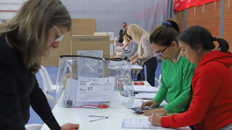 Recuento de votos en las elecciones del pasado domingo. | LM Neuquen Recuento de votos en las elecciones del pasado domingo.