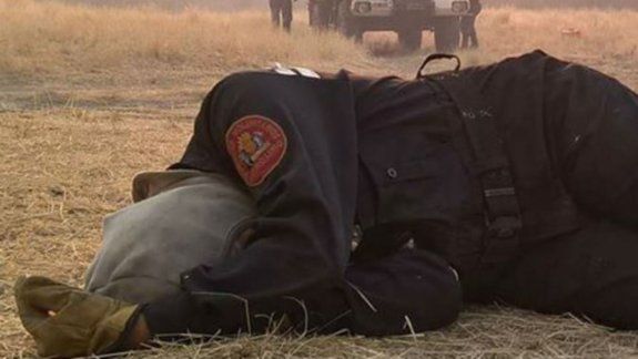 La foto de una bombera bonaerense que combate el fuego y que conmueve en las redes sociales