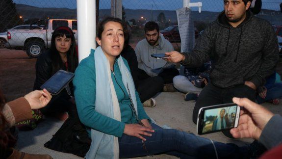 Alumna se encadenó porque no los dejan seguir cursando
