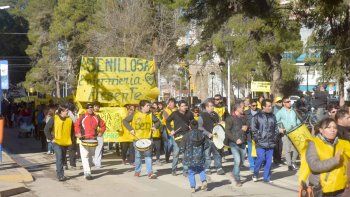 los enfermeros se movilizan por el centro en demanda de un acuerdo salarial