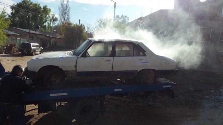 Arrojó un ladrillo y una bomba molotov a un inspector para evitar que se lleven un auto abandonado