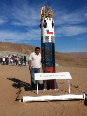 Claudio Acuña con la cápsula Fénix que lo rescató hace 10 años, junto a los otros 32 mineros.