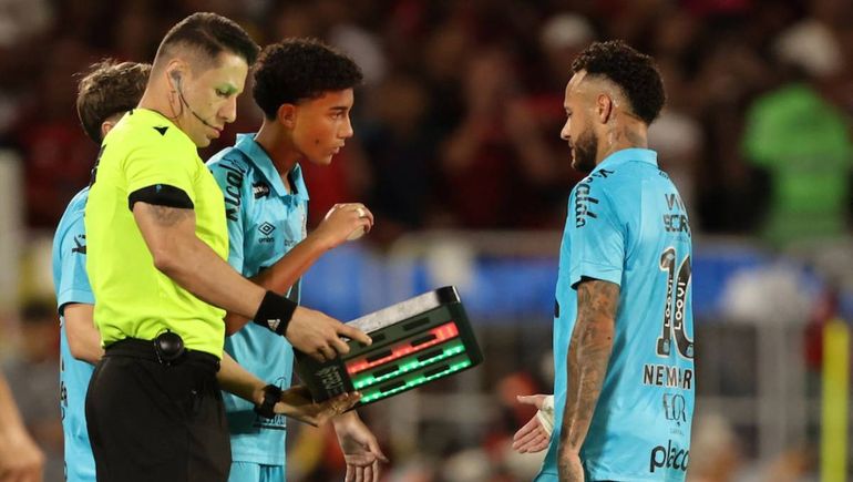 Problemas para Neymar: lo acusan de haber insultado y propinado una cachetada a un compañero de Santos