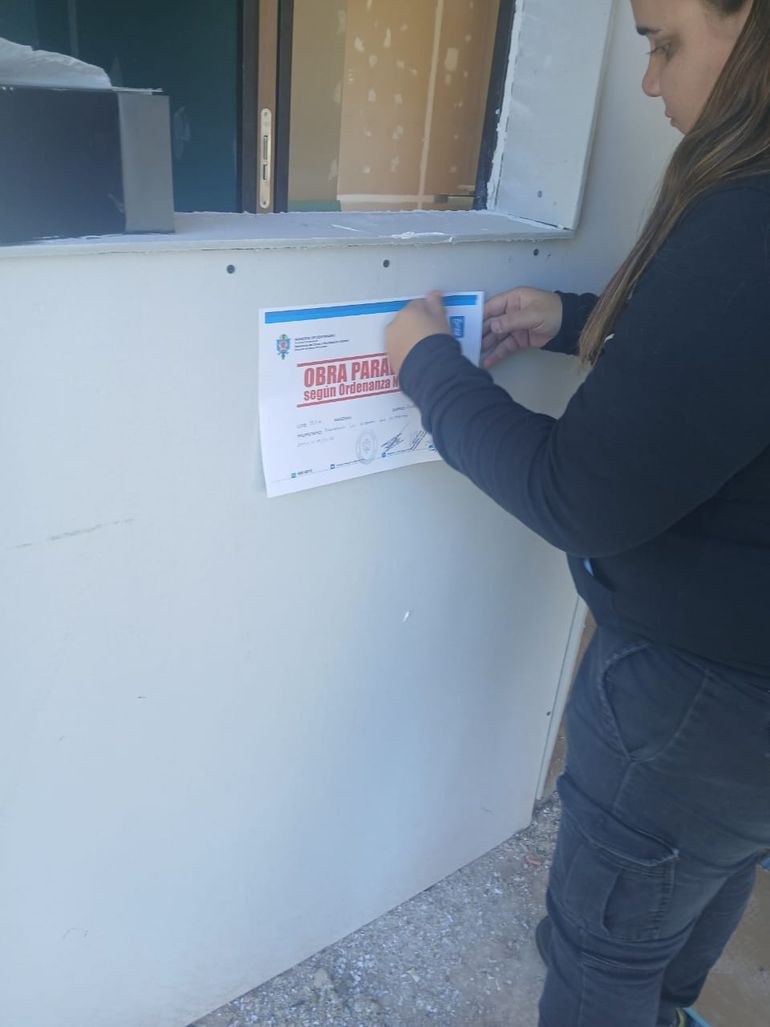 La Municipalidad clausuró la semana pasada una obra clandestina en zona de chacras, al otro día de una publicación de LMNeuquen que se hizo eco del reclamo de los vecinos. La Municipalidad clausuró la semana pasada una obra clandestina en zona de chacras, al otro día de una publicación de LMNeuquen que se hizo eco del reclamo de los vecinos.