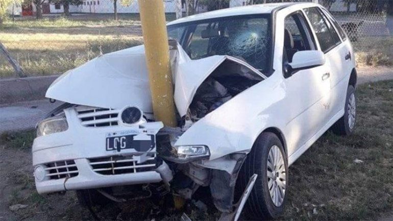 Le prestaron el auto y lo chocó contra un poste de luz