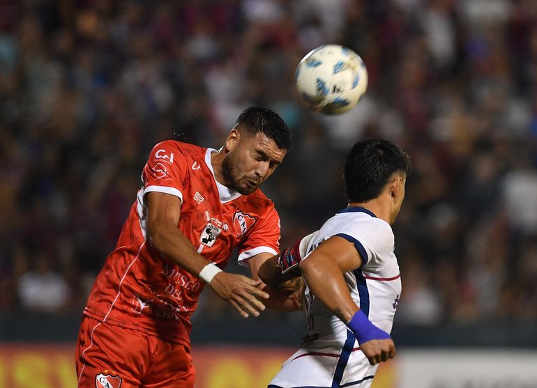 Adam Bareiro, la gran figura de este San Lorenzo irregular, pelea en el aire por el bal&oacute;n. No fue un buen partido del Cicl&oacute;n.